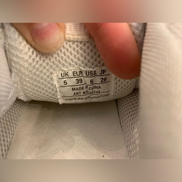 BALENCIAGA WOMEN  TRIPLE S SNEAKER SIZE 39 - Picture 12 of 16